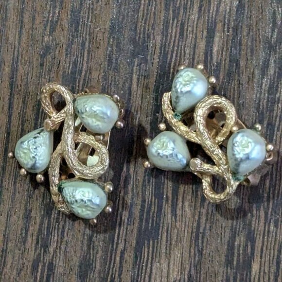 Vintage Lisner Clip-On Earrings With Faux Pearl Teardrops & Gold-Tone Metal - Picture 1 of 8